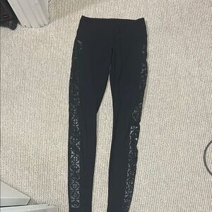 Black Leggings Lululemon with Textured Side Panels size 4
